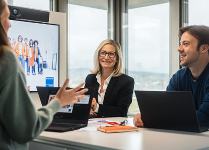 Drei Personen im Gespräch am Hochtisch